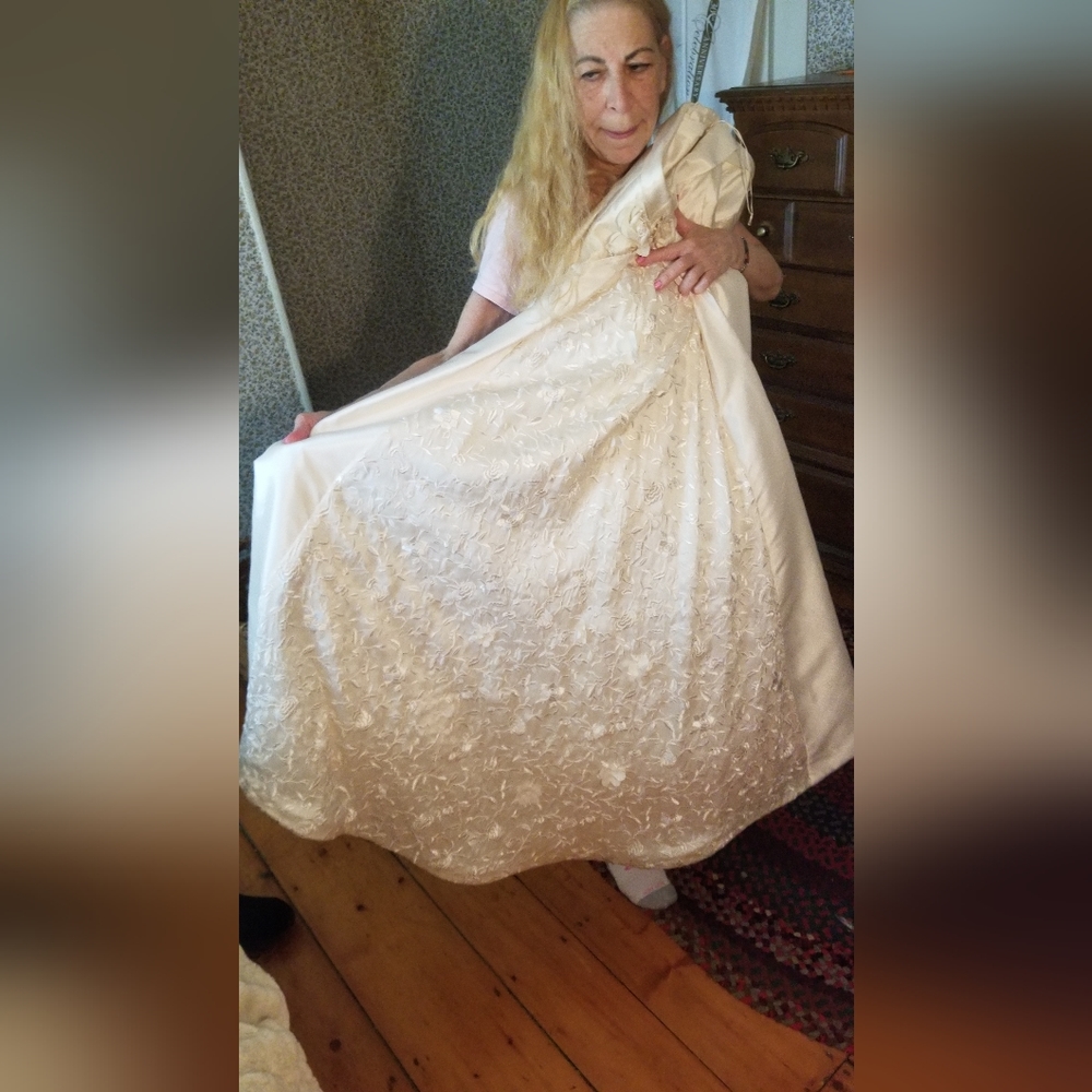 Size 6/8 wedding dress, like new